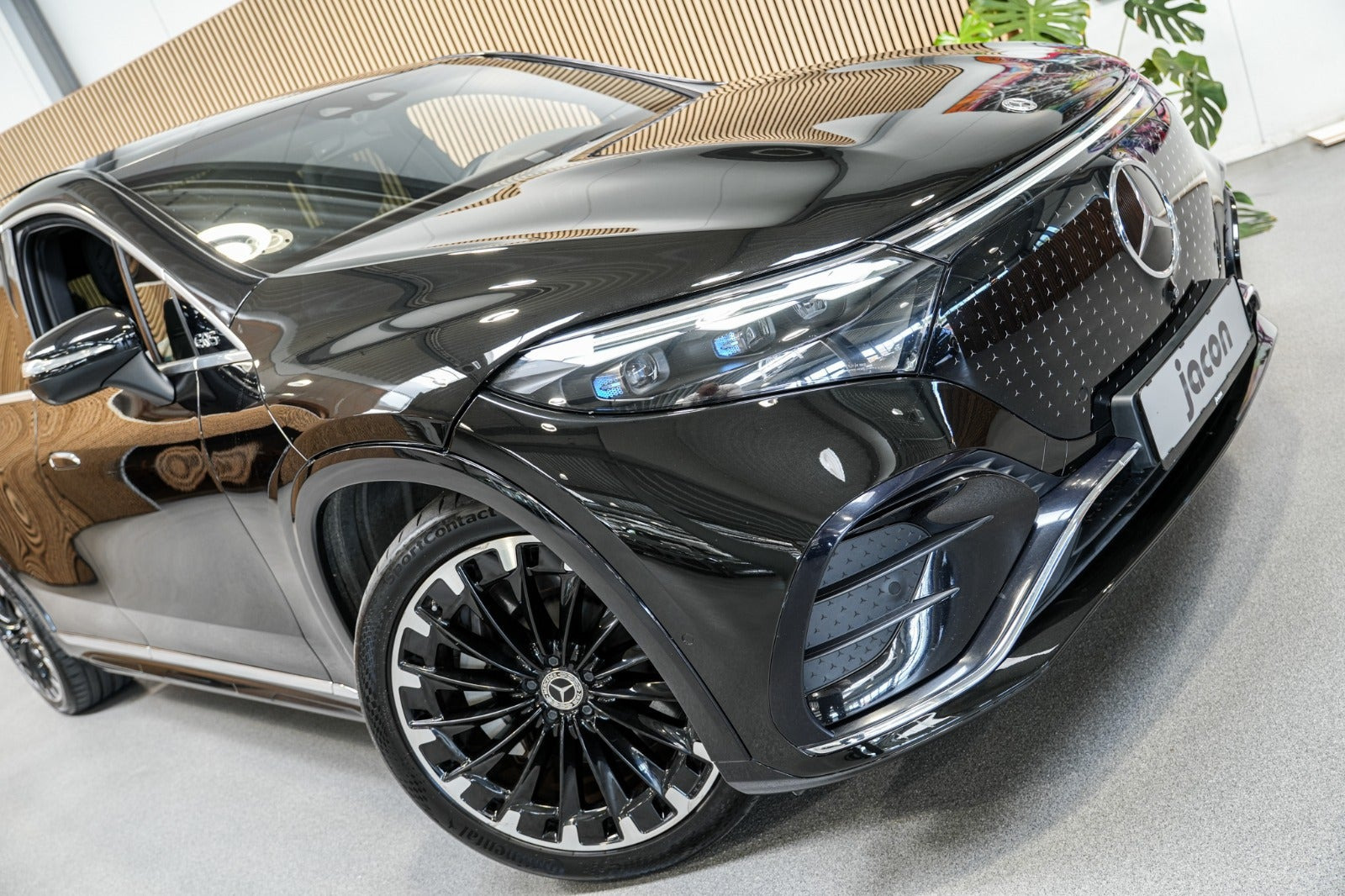 Sort Mercedes EQS580 SUV fra 2023