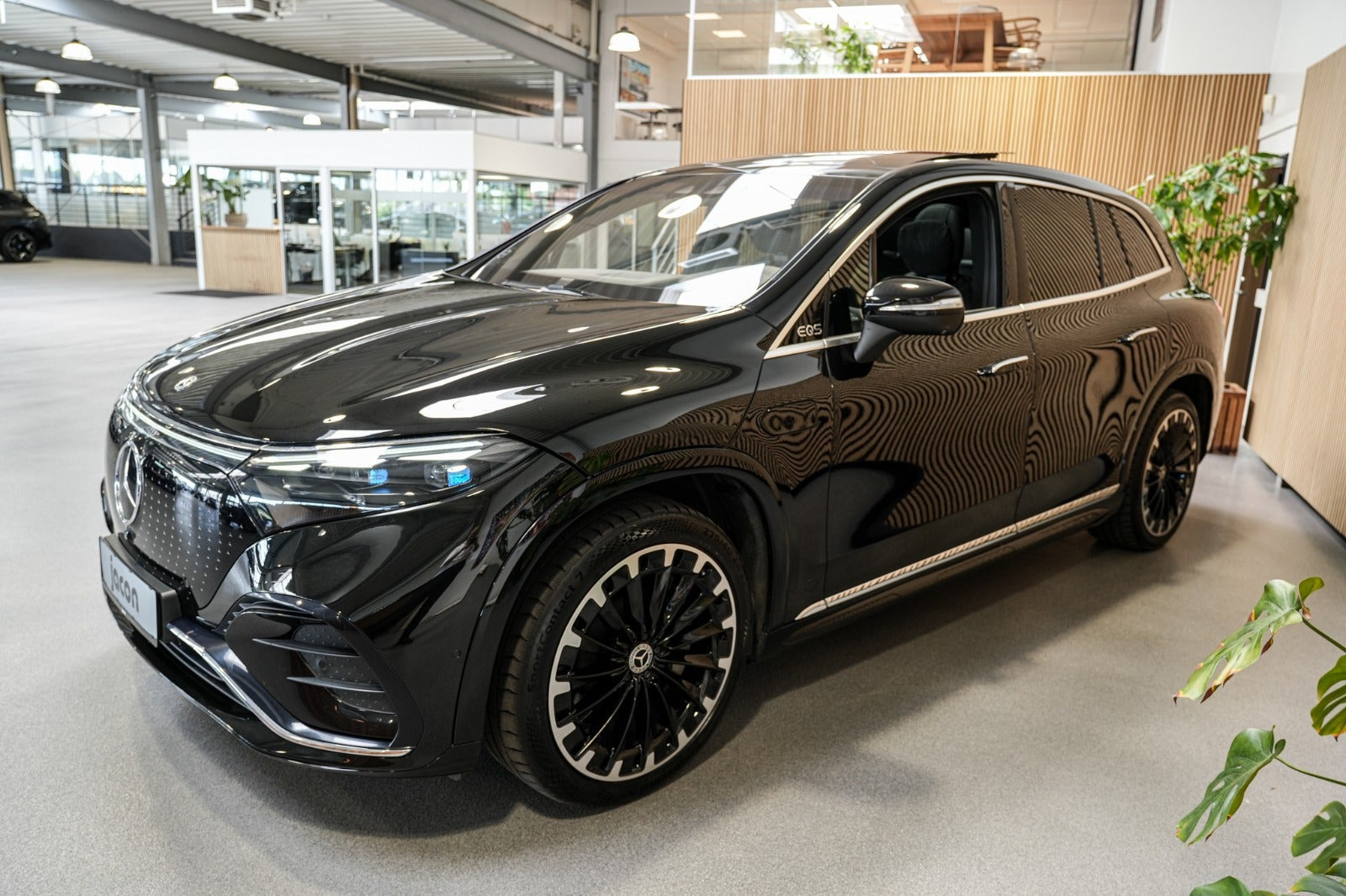 Sort Mercedes EQS580 SUV fra 2023
