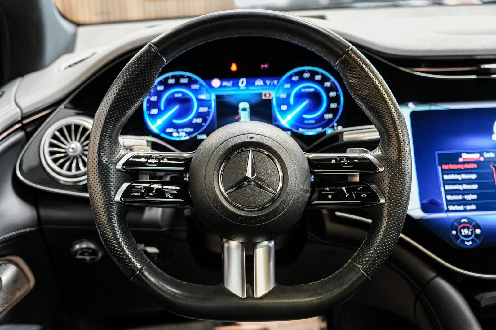 Sort Mercedes EQS580 SUV fra 2023