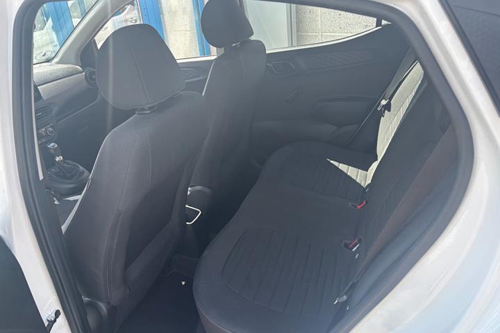 Hvid Hyundai i10 fra 2021