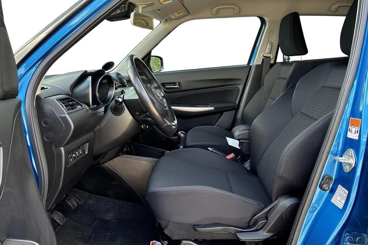 Blå Suzuki Swift fra 2024
