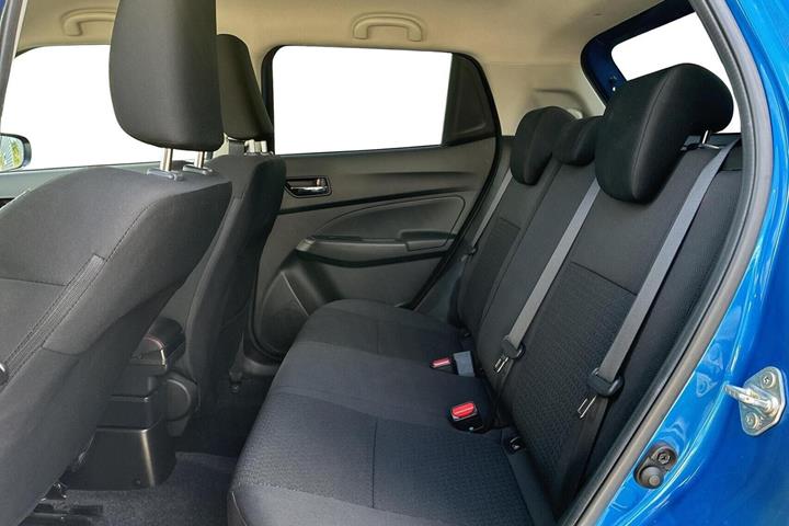 Blå Suzuki Swift fra 2024