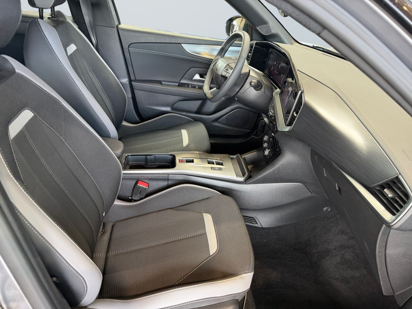 Grå Opel Mokka-e fra 2025