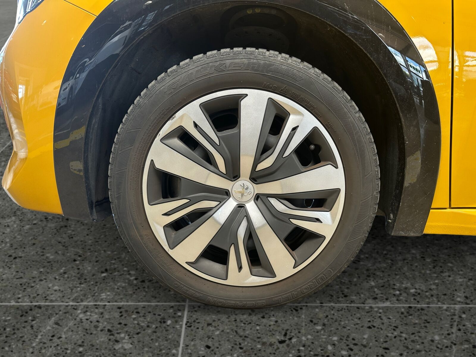 Gul Peugeot e-208 fra 2022