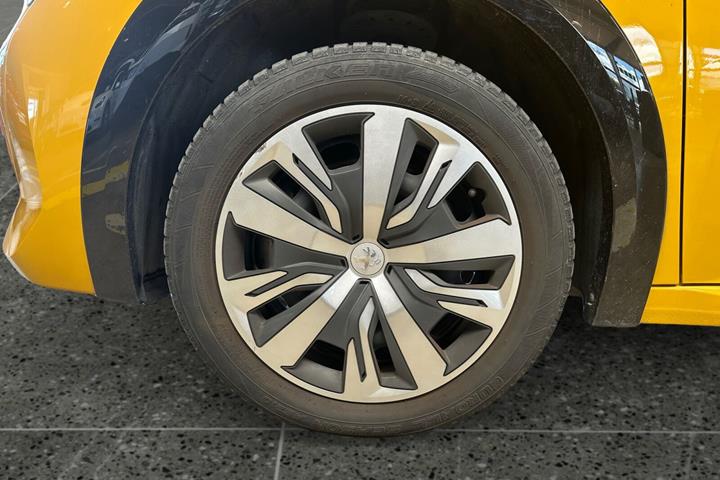 Gul Peugeot e-208 fra 2022
