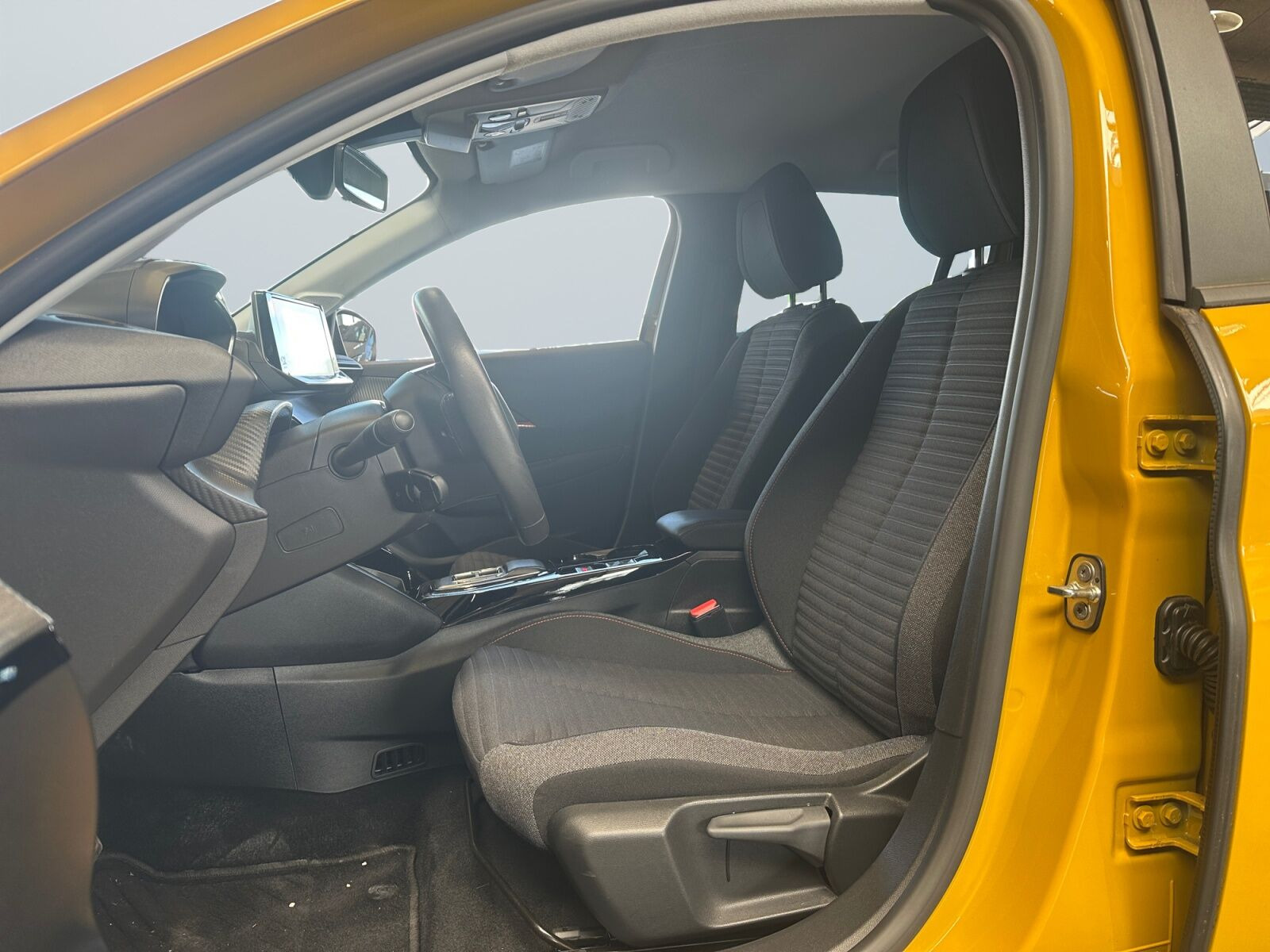 Gul Peugeot e-208 fra 2022