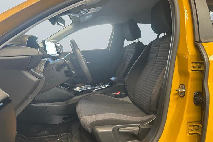 Gul Peugeot e-208 fra 2022