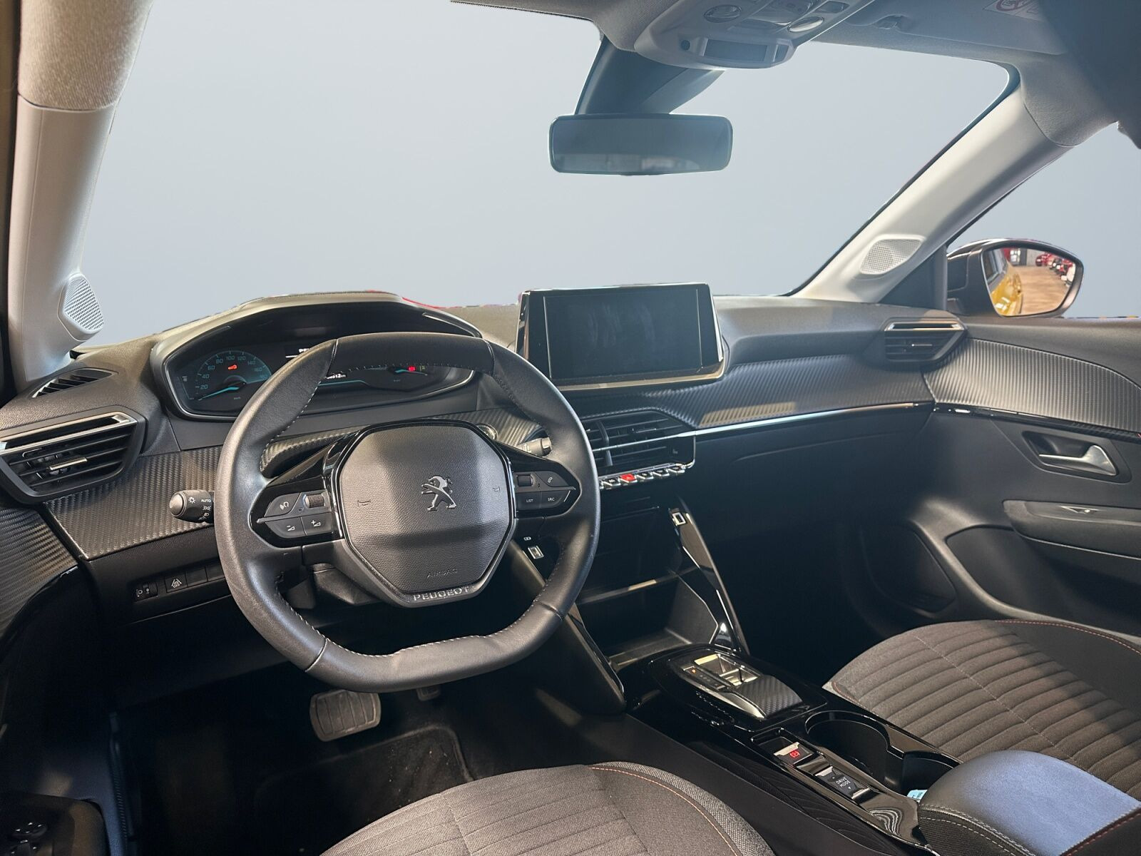 Gul Peugeot e-208 fra 2022