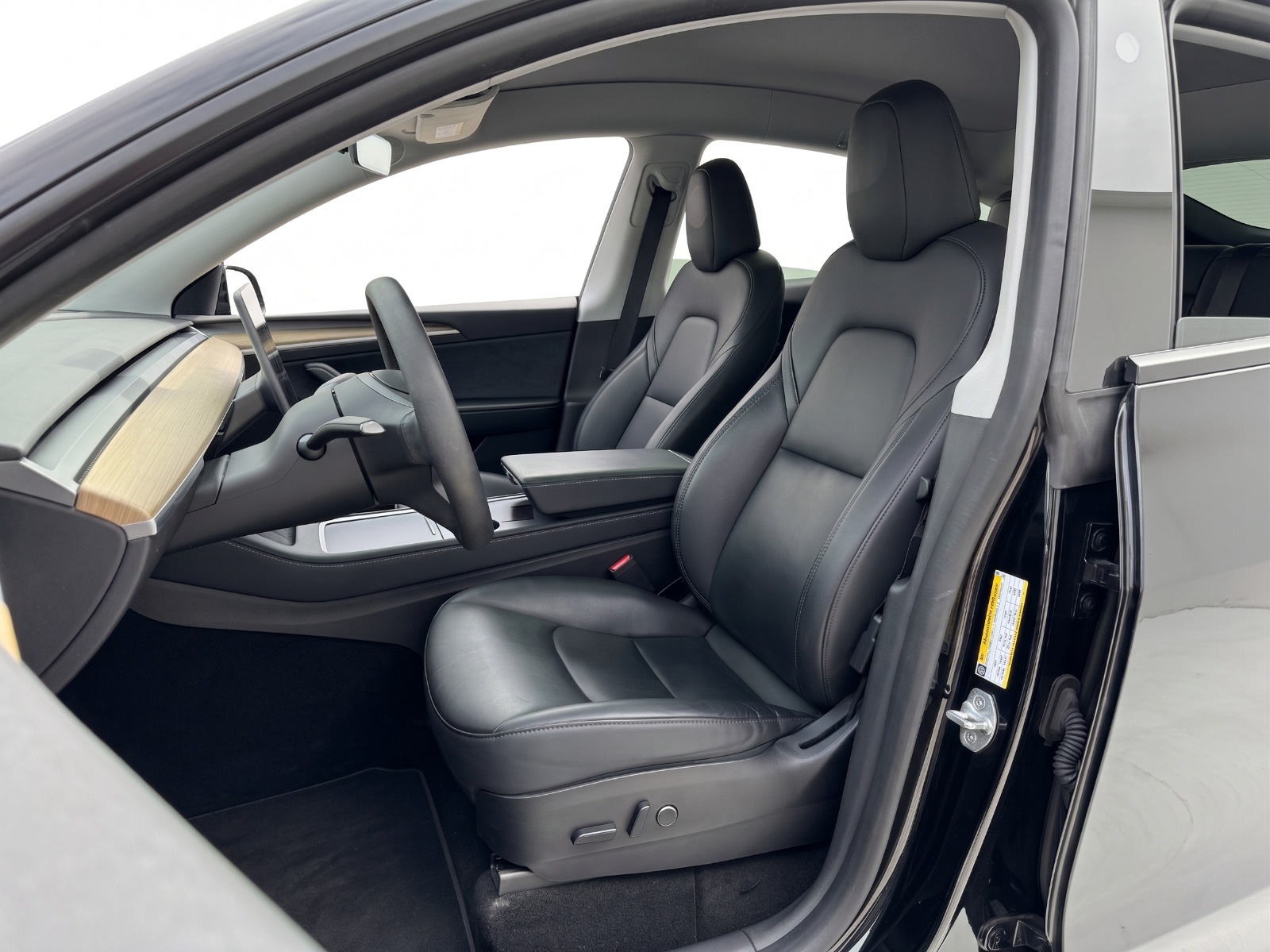 Sort Tesla Model Y fra 2023