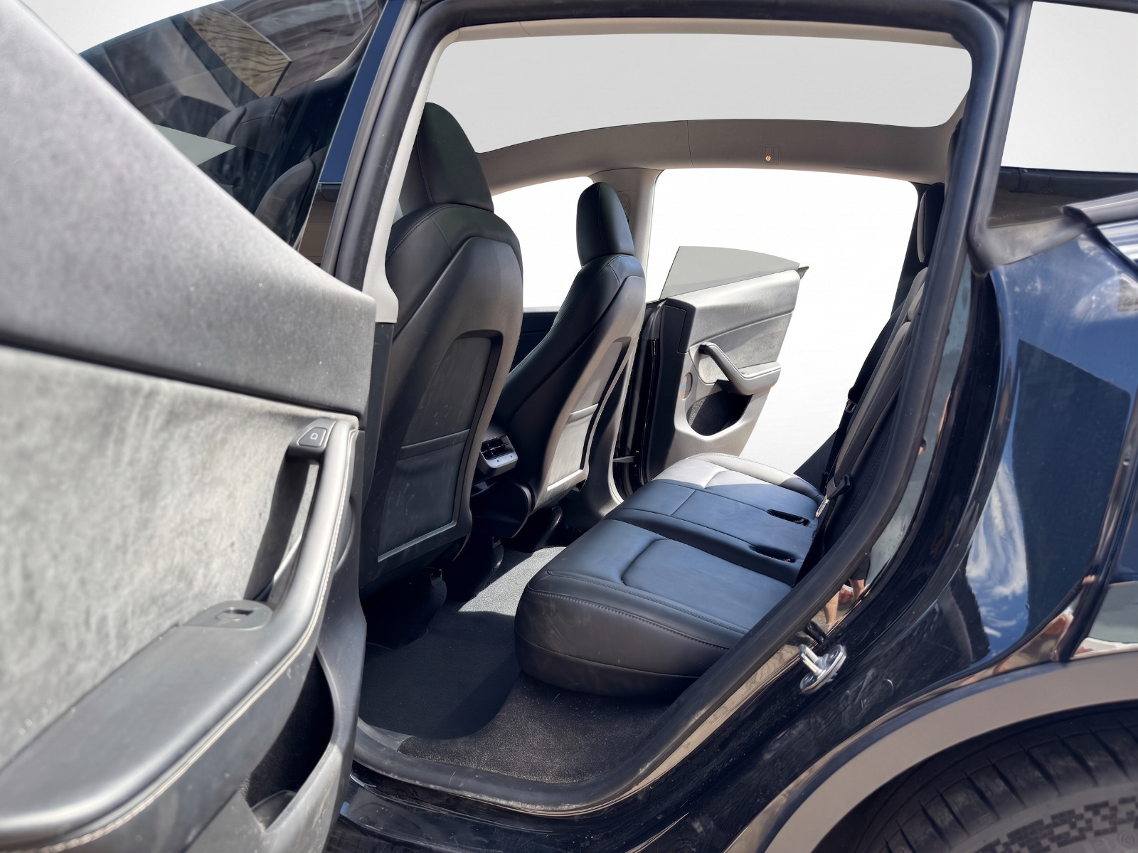 Sort Tesla Model Y fra 2023