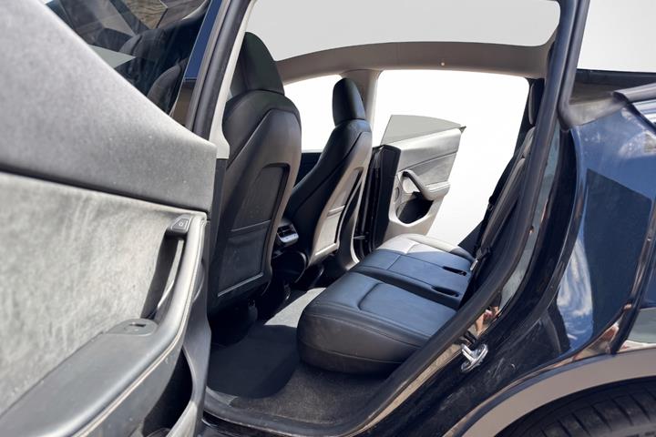 Sort Tesla Model Y fra 2023