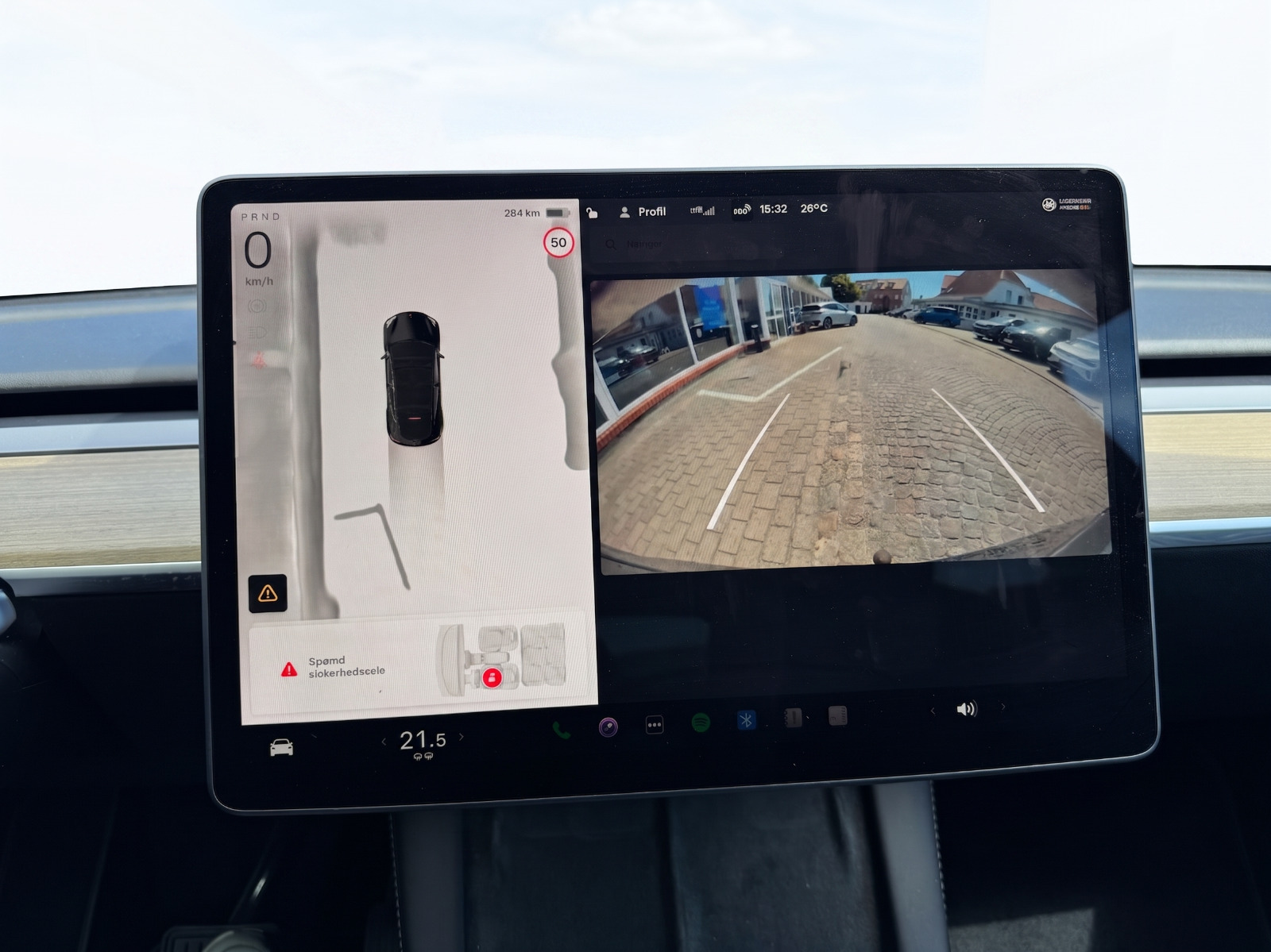 Sort Tesla Model Y fra 2023