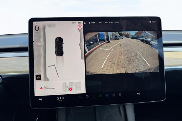Sort Tesla Model Y fra 2023