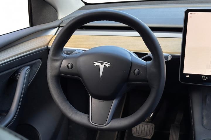 Sort Tesla Model Y fra 2023