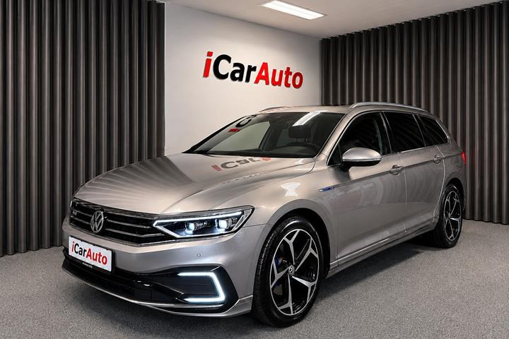 Orange VW Passat fra 2020