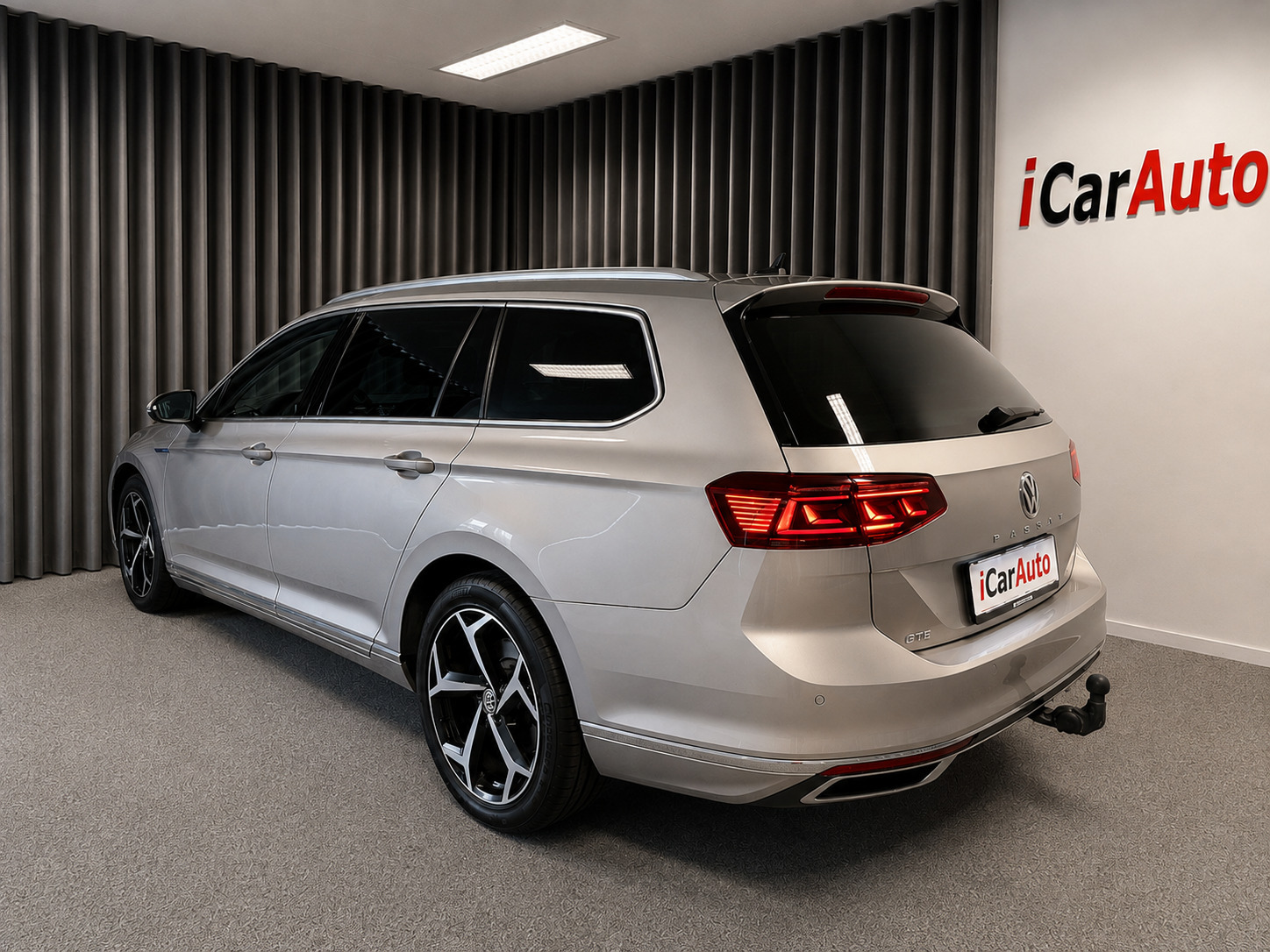Orange VW Passat fra 2020