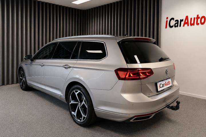 Orange VW Passat fra 2020