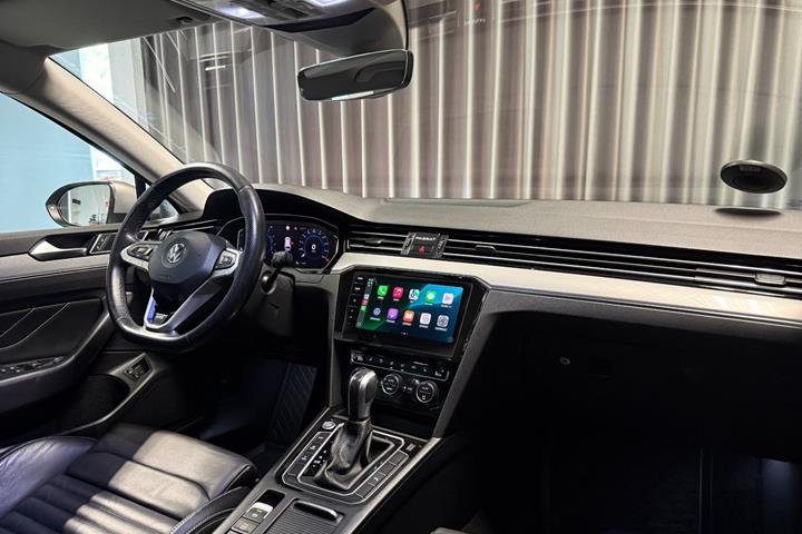 Orange VW Passat fra 2020