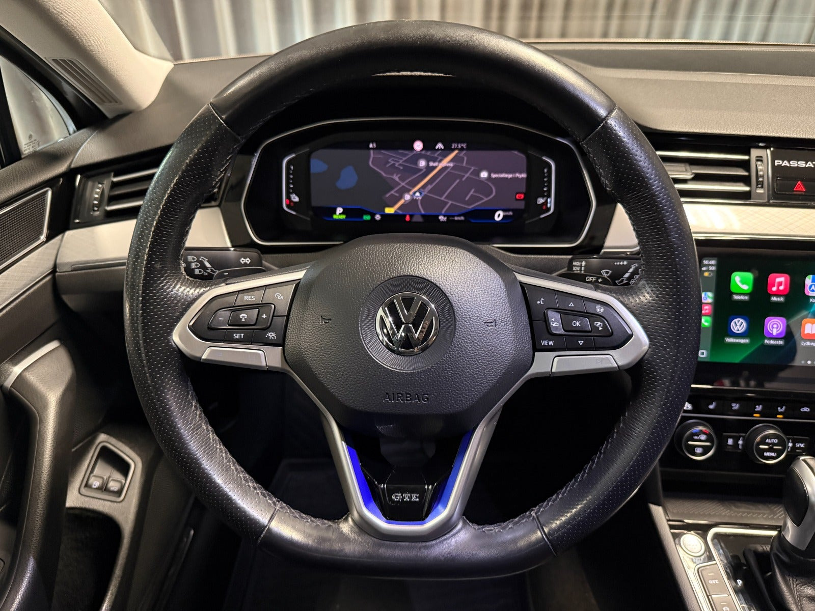 Orange VW Passat fra 2020