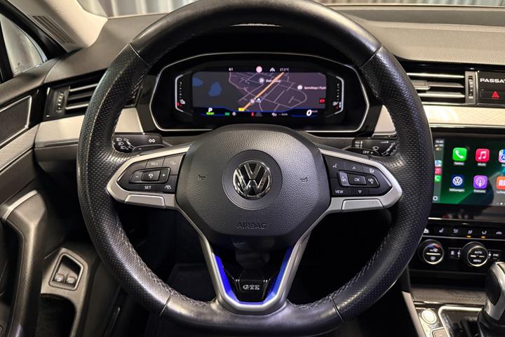 Orange VW Passat fra 2020