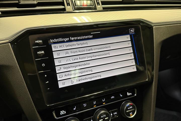 Orange VW Passat fra 2020