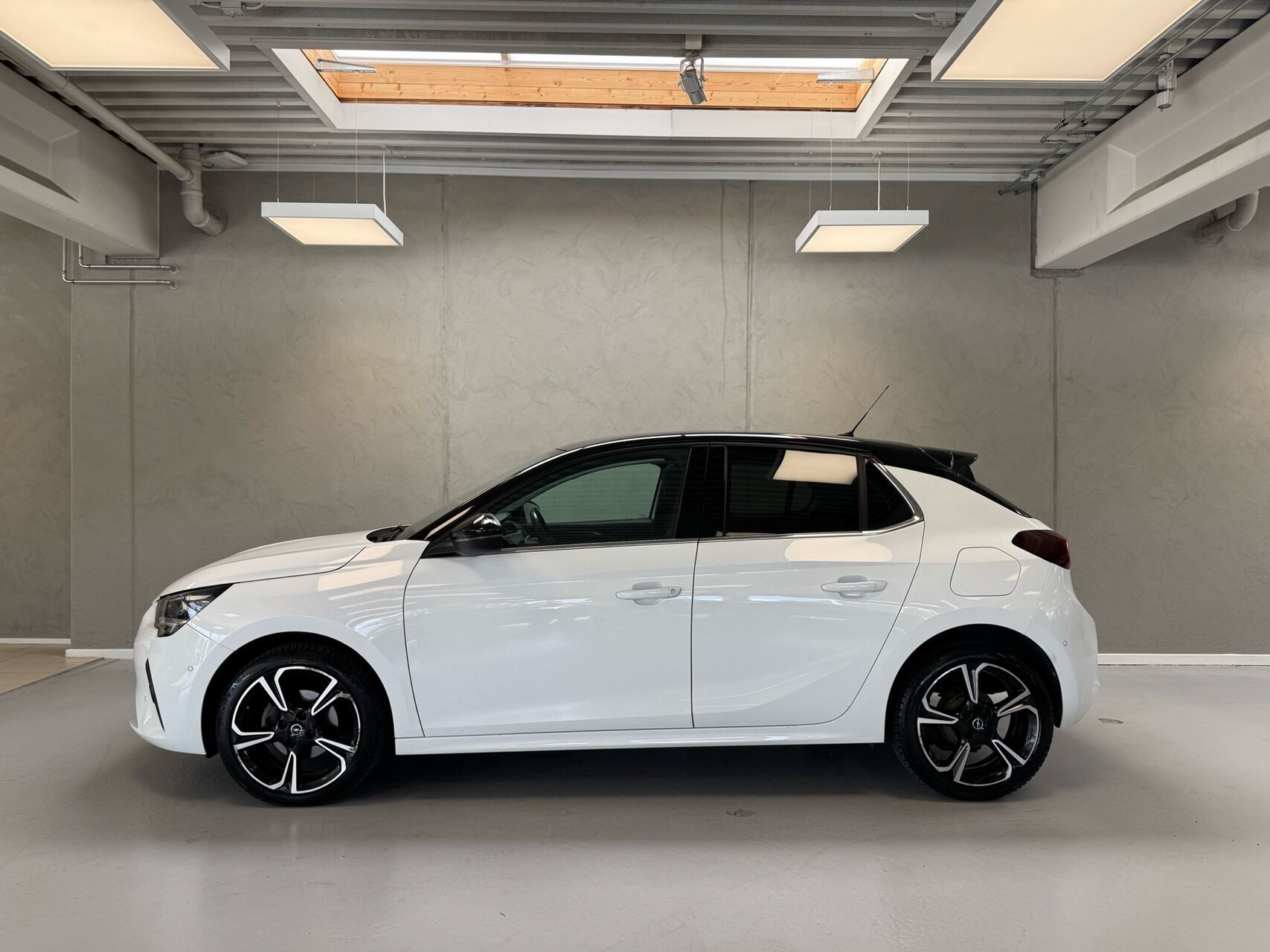 Hvid Opel Corsa fra 2020