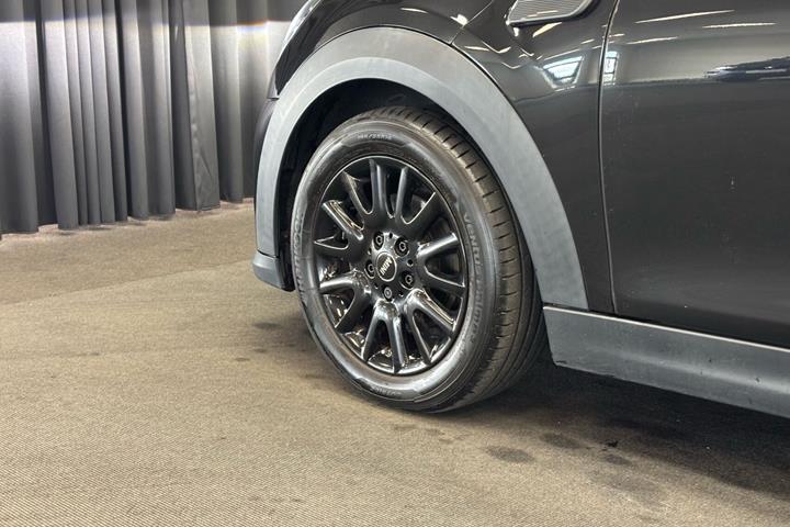 Hvid Mini Cooper fra 2023