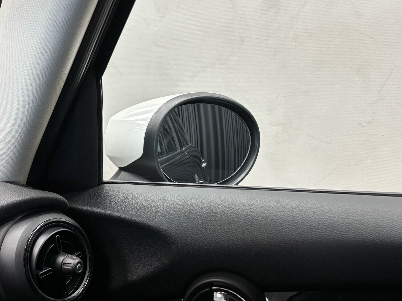 Hvid Mini Cooper fra 2023