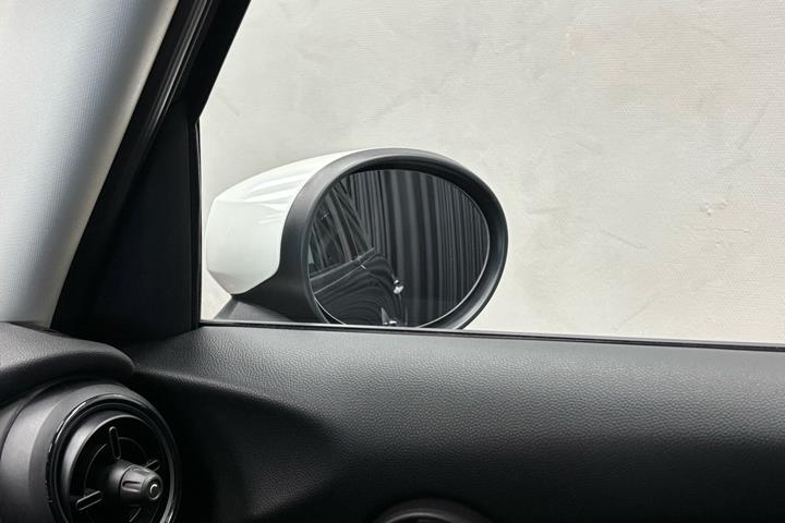 Hvid Mini Cooper fra 2023