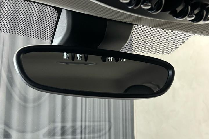 Hvid Mini Cooper fra 2023