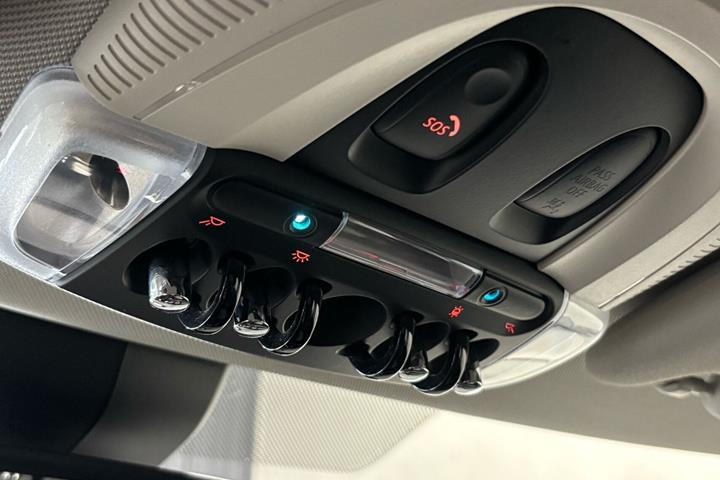 Hvid Mini Cooper fra 2023