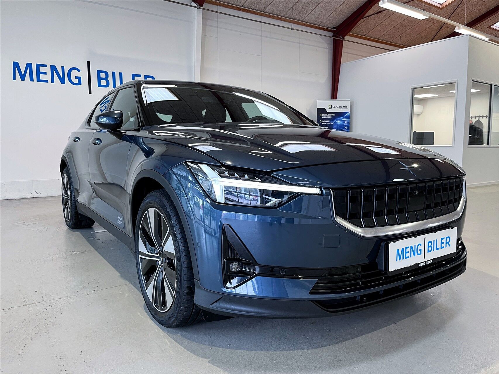 Blå Polestar 2 fra 2023