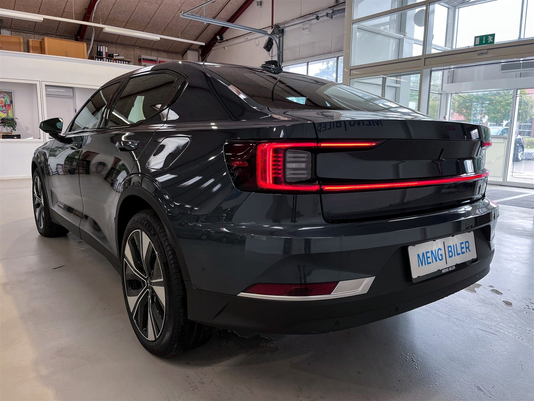 Blå Polestar 2 fra 2023