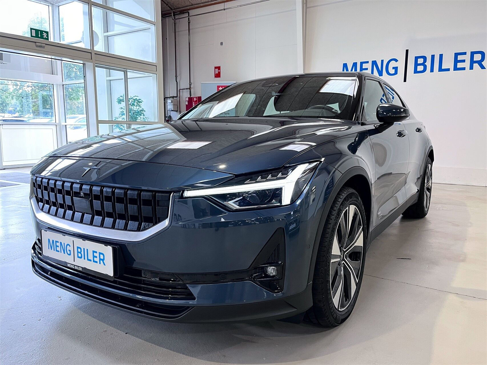 Blå Polestar 2 fra 2023