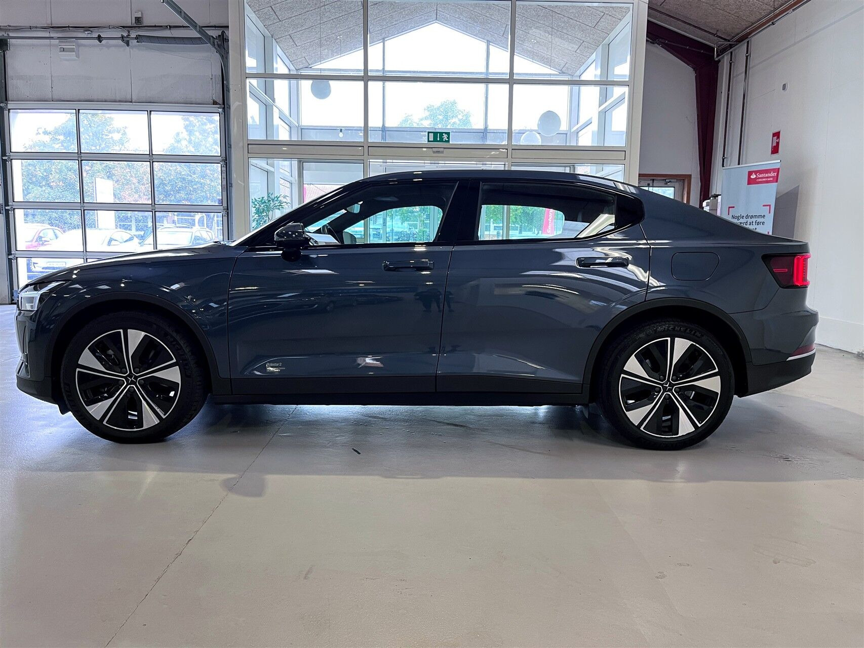 Blå Polestar 2 fra 2023