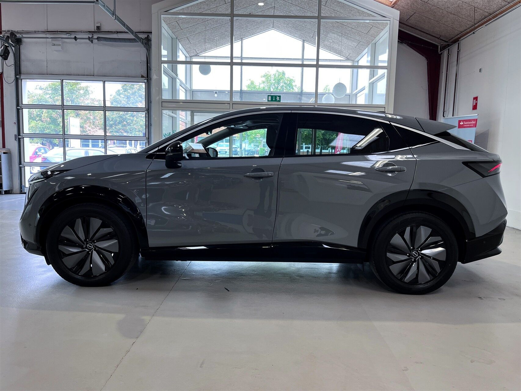Grå Nissan Ariya fra 2024