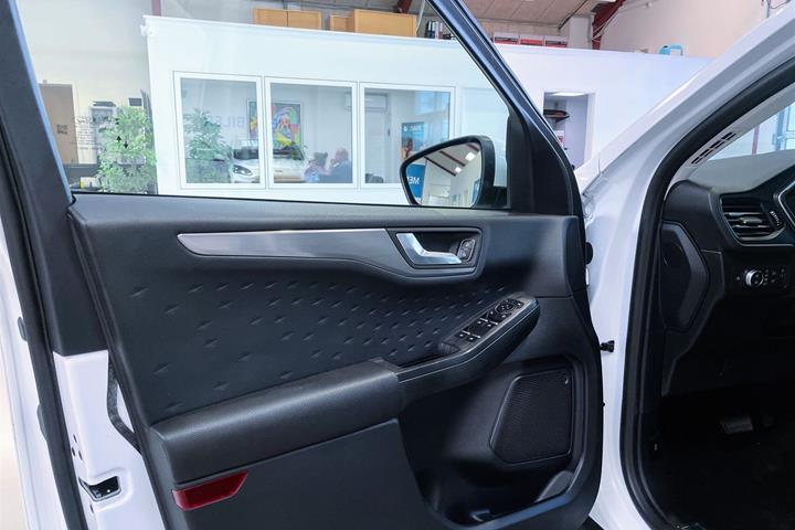 Hvid Ford Kuga fra 2021