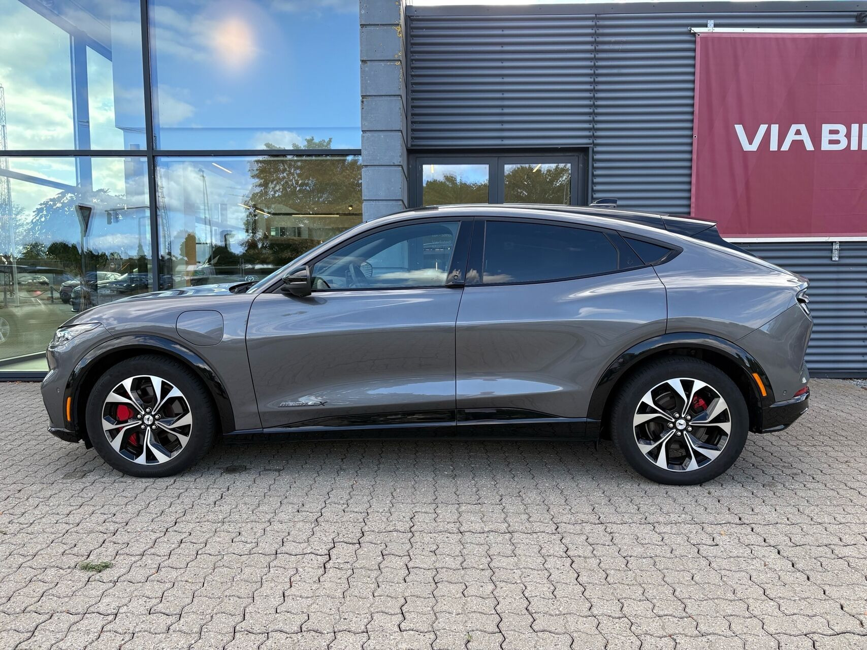 Grå Ford Mustang Mach-E fra 2023