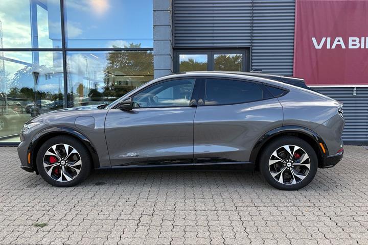 Grå Ford Mustang Mach-E fra 2023