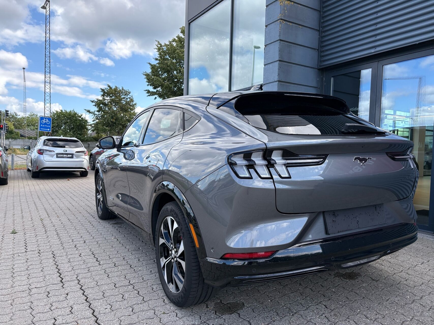 Grå Ford Mustang Mach-E fra 2023