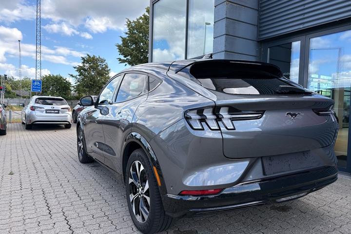 Grå Ford Mustang Mach-E fra 2023