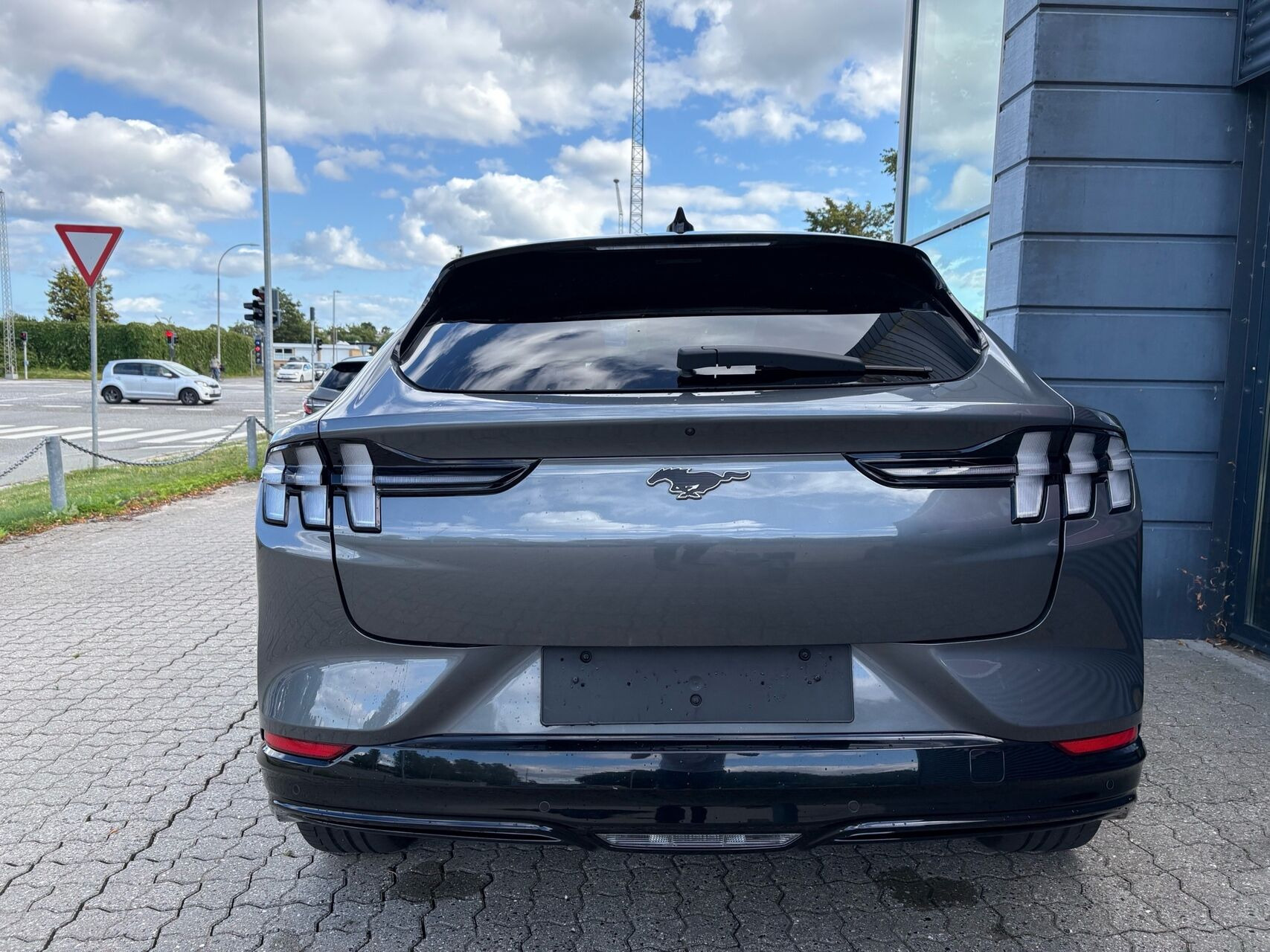 Grå Ford Mustang Mach-E fra 2023