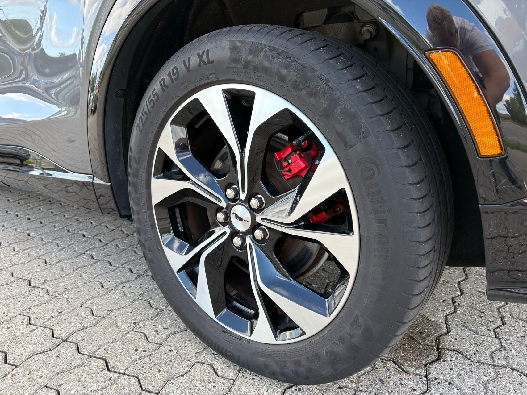 Grå Ford Mustang Mach-E fra 2023