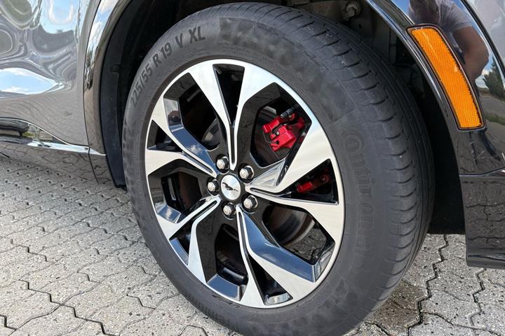 Grå Ford Mustang Mach-E fra 2023