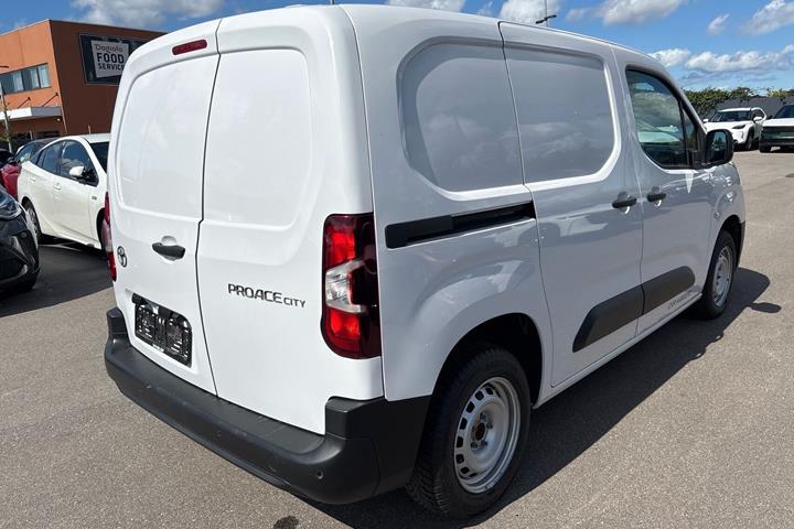 Hvid Toyota ProAce City fra 2025