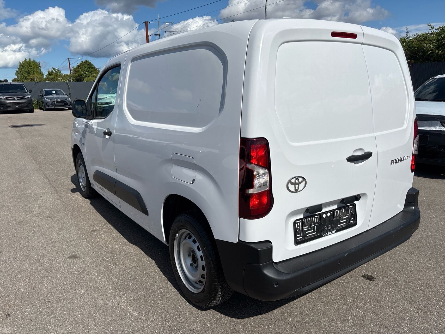 Hvid Toyota ProAce City fra 2025