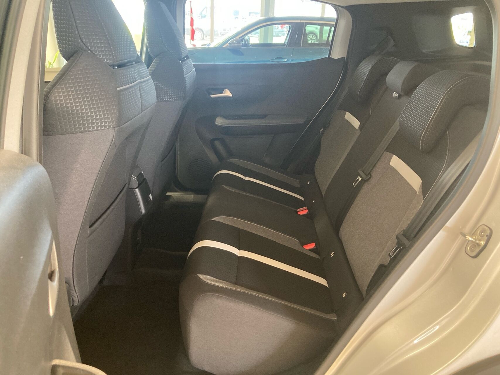 Sølv Opel Frontera fra 2025