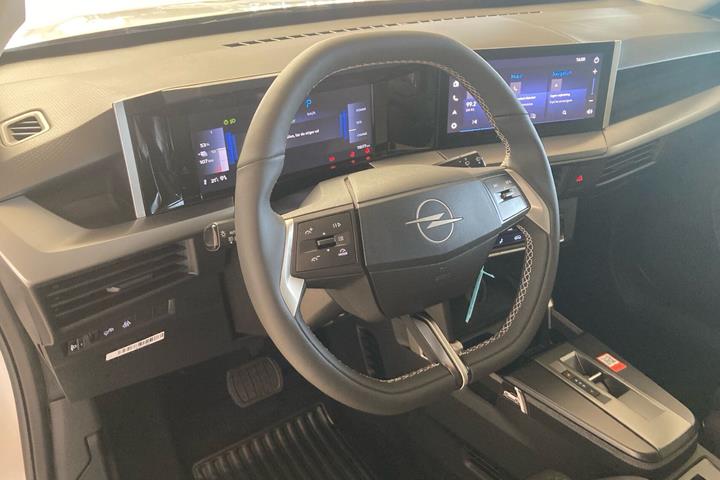 Sølv Opel Frontera fra 2025