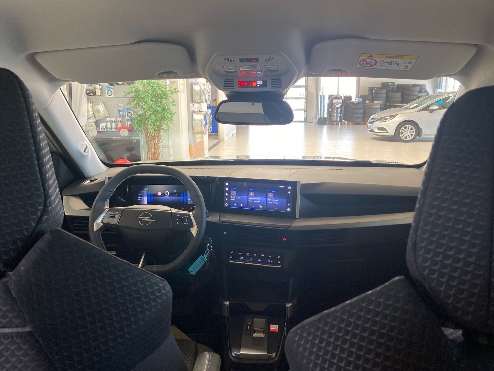Sølv Opel Frontera fra 2025