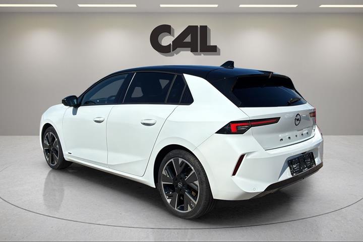 Hvid Opel Astra-e fra 2024